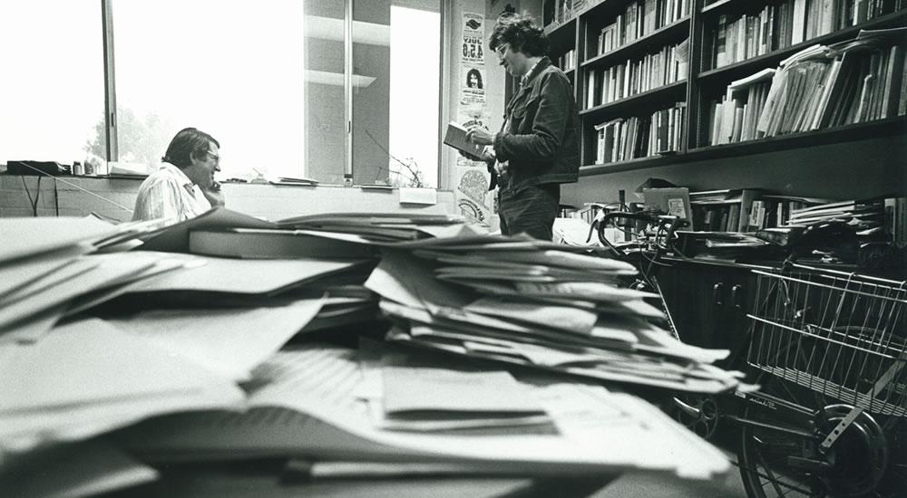 1978年，历史教授詹姆斯·伯根在他的办公室里.