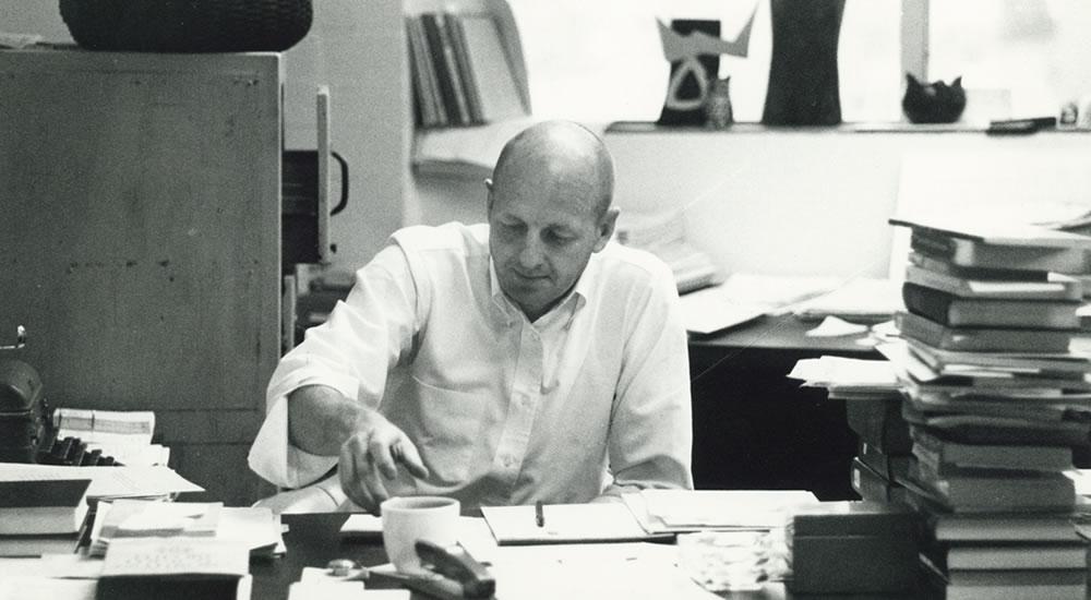 1969年，人类学教授李·门罗在他的办公室里.