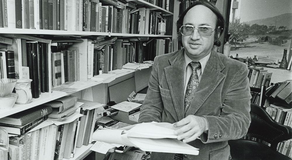 1970年代，创始教员、古典学教授史蒂夫·格拉斯在他的办公室里.